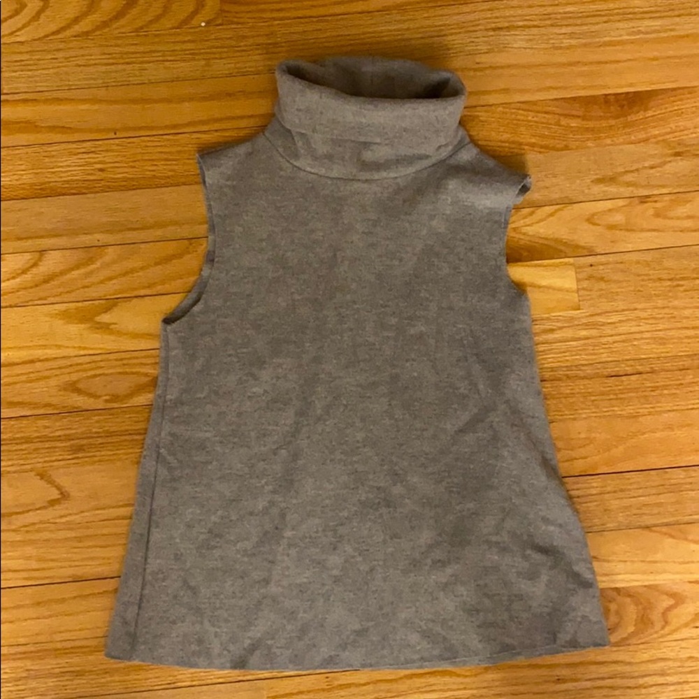 Sleeveless turtleneck top